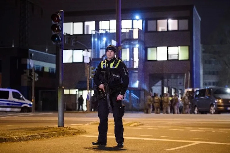 &#x008b66;&#x0054e1;&#x005728;&#x006848;&#x00767c;&#x005efa;&#x007bc9;&#x007269;&#x005916;&#x00570d;&#x00628a;&#x005b88;&#x003002;&#x00ff08;Getty Images &#x005716;&#x007247;&#x00ff09;
