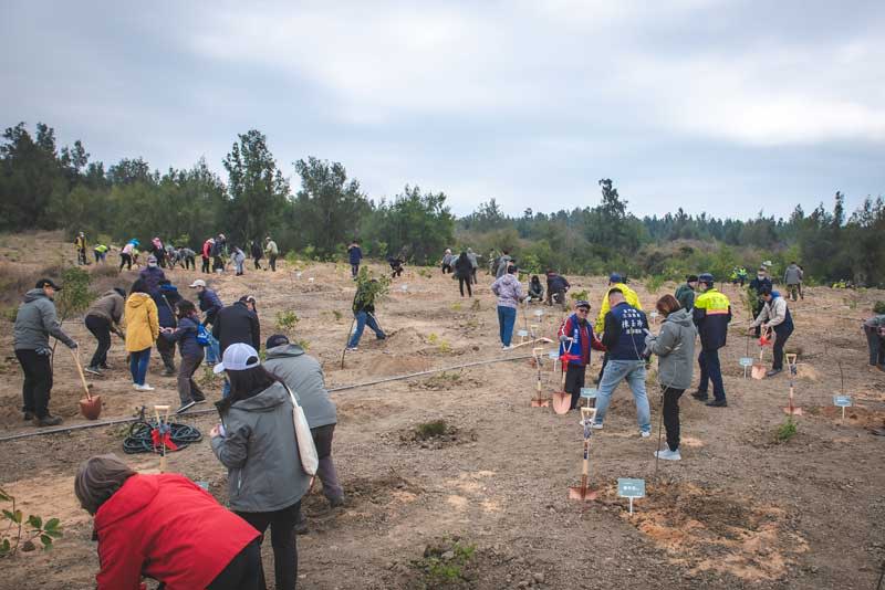 金門國家公園113年度植樹節活動邀請古崗社區及同仁一同植樹。（國家公園署提供）