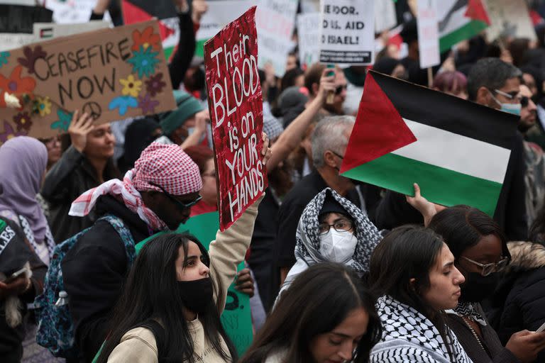 "Su sangre está en tus manos", dice uno de los carteles contra Biden en la manifestación pro palestina de Washington (Photo by WIN MCNAMEE / GETTY IMAGES NORTH AMERICA / Getty Images via AFP) - Créditos: @WIN MCNAMEE