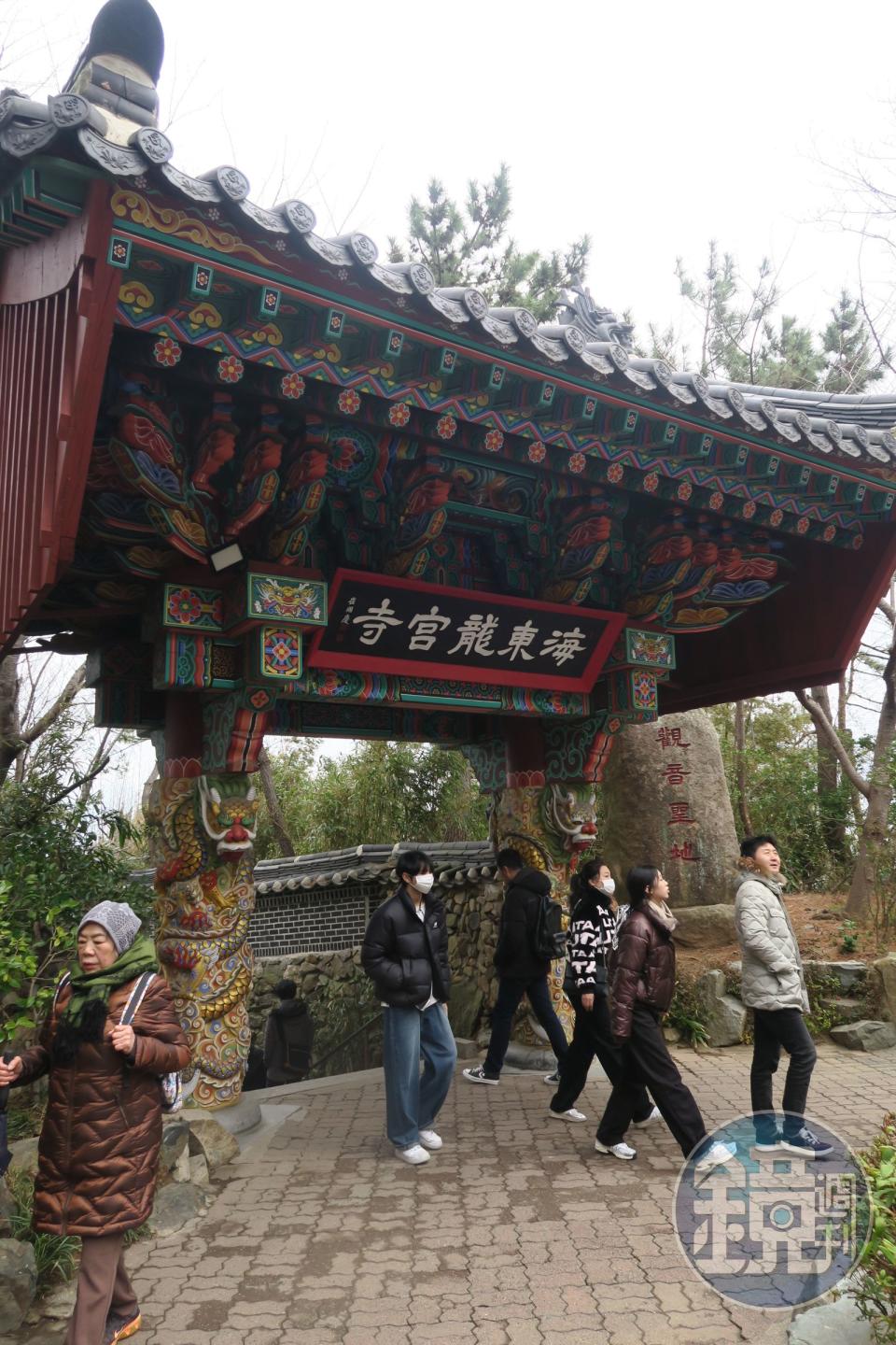 海東龍宮寺的廟門不大，色澤豔麗奪目。