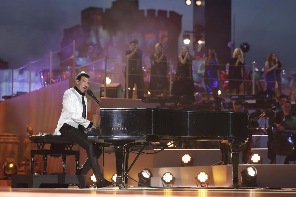 El cantante estadounidense Lionel Richie canta en un concierto en el Castillo de Windsor, el domingo 7 de mayo de 2023, en Windsor, Inglaterra, para celebrar la coronación del rey Carlos III. (Chris Jackson/Foto compartida vía AP)