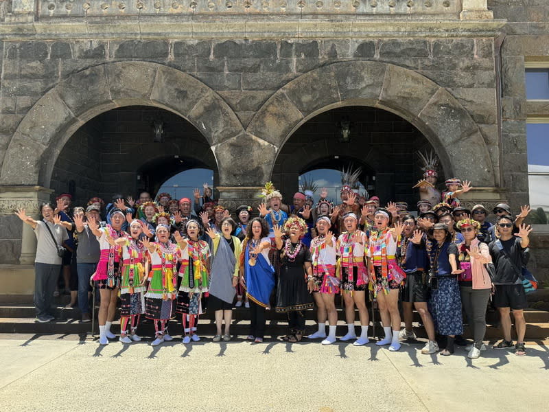 饒慶鈴贈傳統樂器給畢夏博物館 台東縣長饒慶鈴（前左5）與台東展演團隊前往夏威 夷參加第13屆太平洋藝術節，10日將象徵台東文化傳 承的阿美族傳統樂器致贈給畢夏博物館（Bishop  Museum）。 （台東縣政府提供） 中央社記者盧太城台東傳真  113年6月12日 