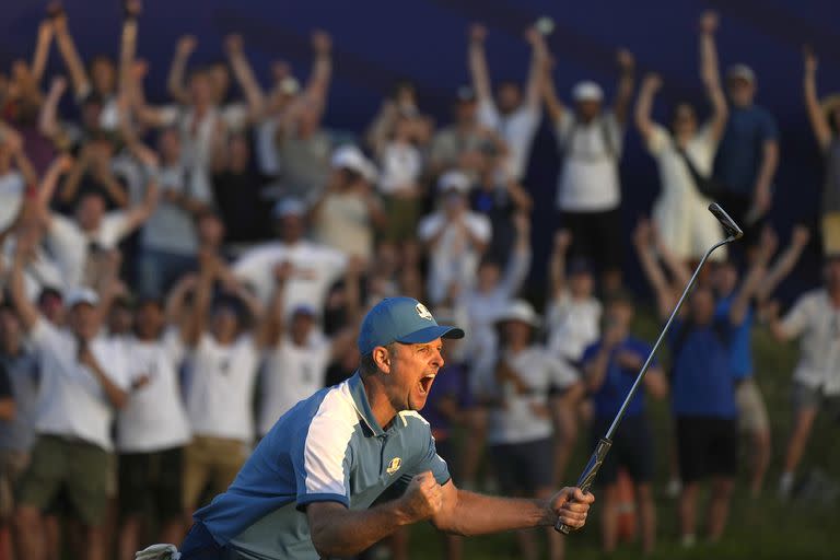 El enfervorizado festejo de Justin Rose tras embocar su último tiro y mantener la ventaja de cinco puntos para Europa sobre Estados Unidos en el Marco Simone Golf Club, de Roma, por la Copa Ryder.