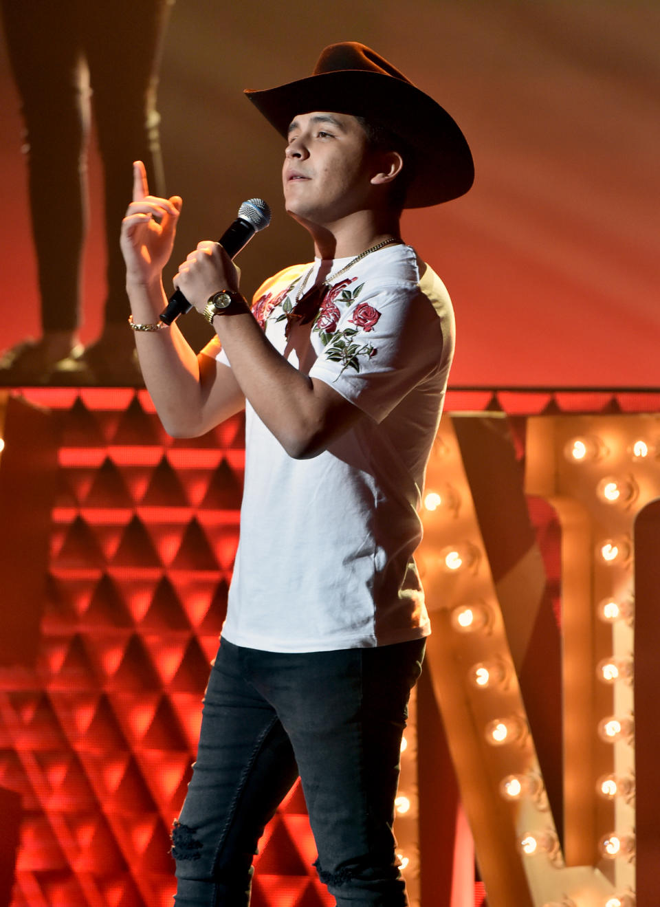 Christian Nodal, el niño prodigio, cuando ensayaba en 2017 para los  Latin American Music Awards (Alberto Rodriguez/Telemundo)