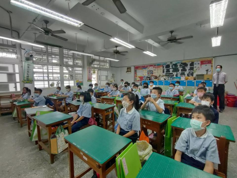 民生國小學生認真上國際教育課程