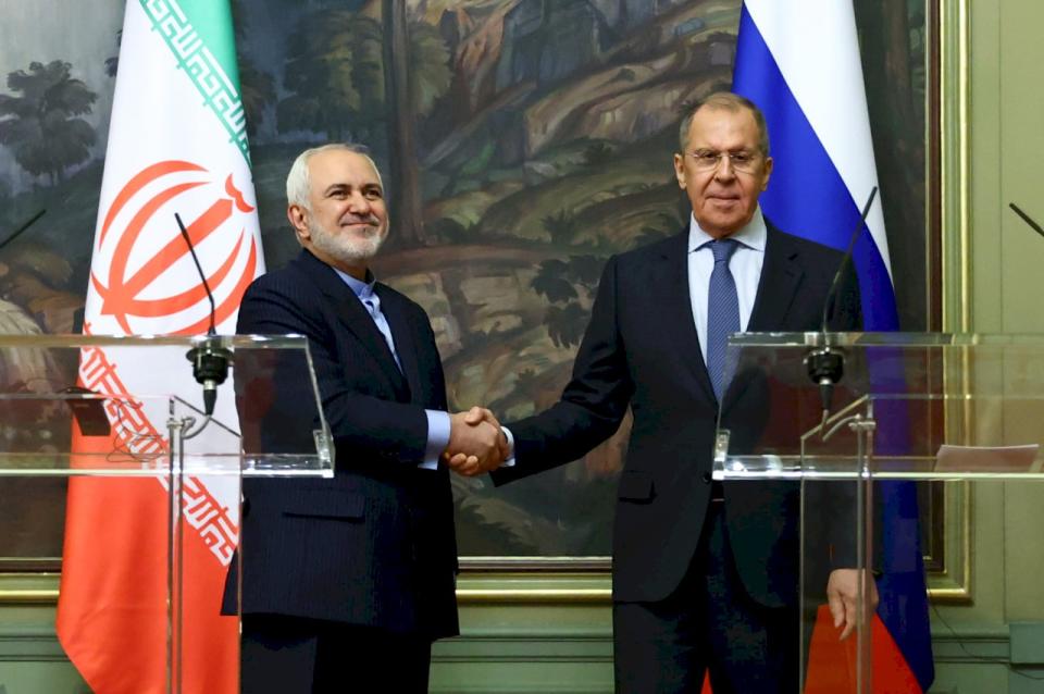 俄羅斯外交部長拉夫羅夫(Sergei Lavrov)26日在莫斯科與伊朗外長查瑞夫(Mohammad Javad Zarif)進行拜登當選後的第一次會晤。(圖:取自俄國外交部推特)