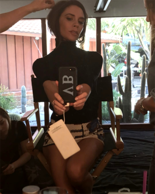 <p>Victoria Beckham et sa coque Chaos vues sur un selfie publié sur son compte Instagram. (Photo : Instagram) </p>