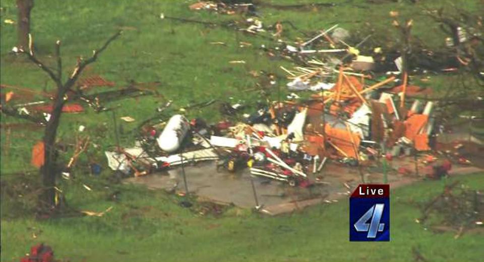 Al menos una personas falleció el domingo por una fuerte tormenta que provocó varios tornados en los estados de Kansas, Oklahoma y Iowa, en el Medio Oeste de Estados Unidos, destruyendo a su paso las viviendas de cientos de habitantes, informaron los medios locales. (Kfor-TV/AFP | )