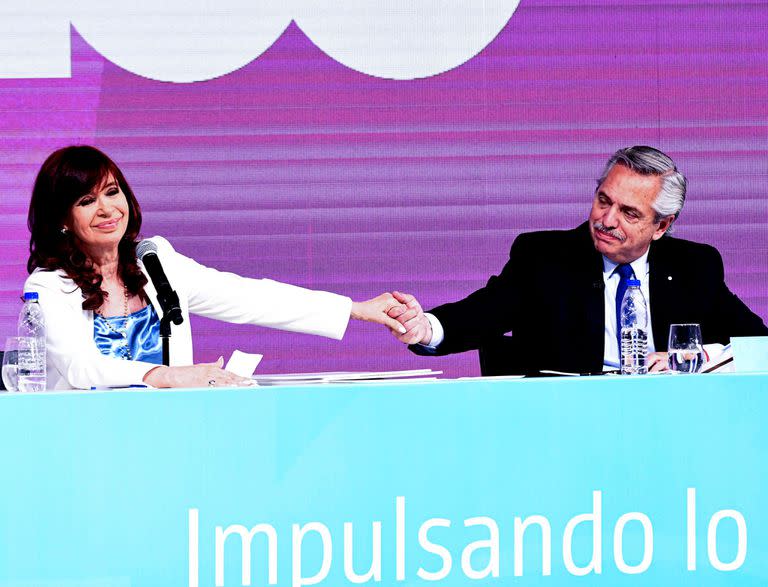 El último saludo entre Cristina y Alberto: las sonrisas no pudieron ocultar el fuego de la interna en el acto de YPF de principios de mes 