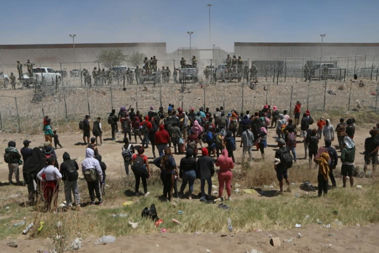 Migrantes que buscan asilo en Estados Unidos se manifiestan en el Río Grande para pedir autorización de ingreso al país, vistos desde Ciudad Juárez, Mexico, el 25 de abril de 2024. (Herika Martinez)
