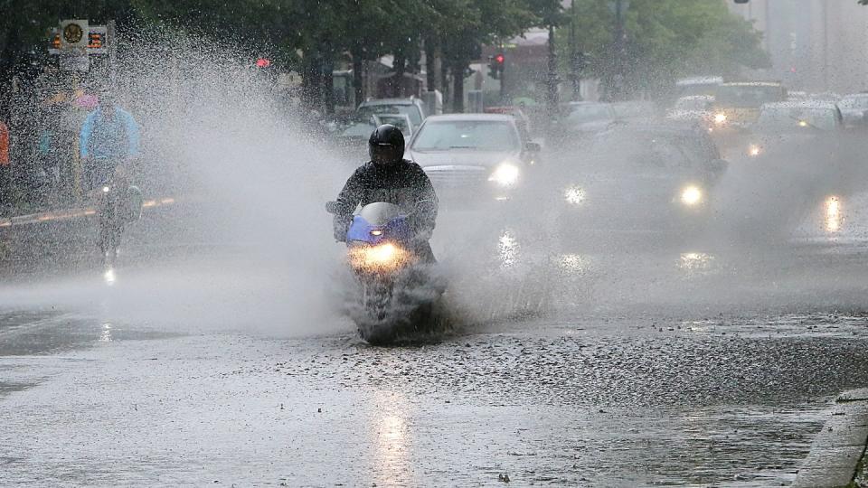 Land unter: Ein Wolkenbruch im Frühling kann auch Motorradfahrer überraschen - sie sollten dann nur unter extremer Vorsicht weiterfahren.