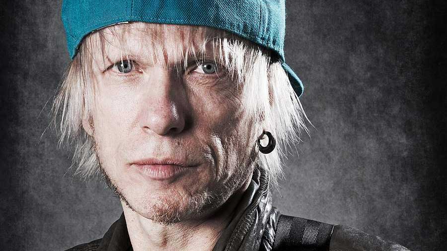  Michael Schenker studio portrait. 