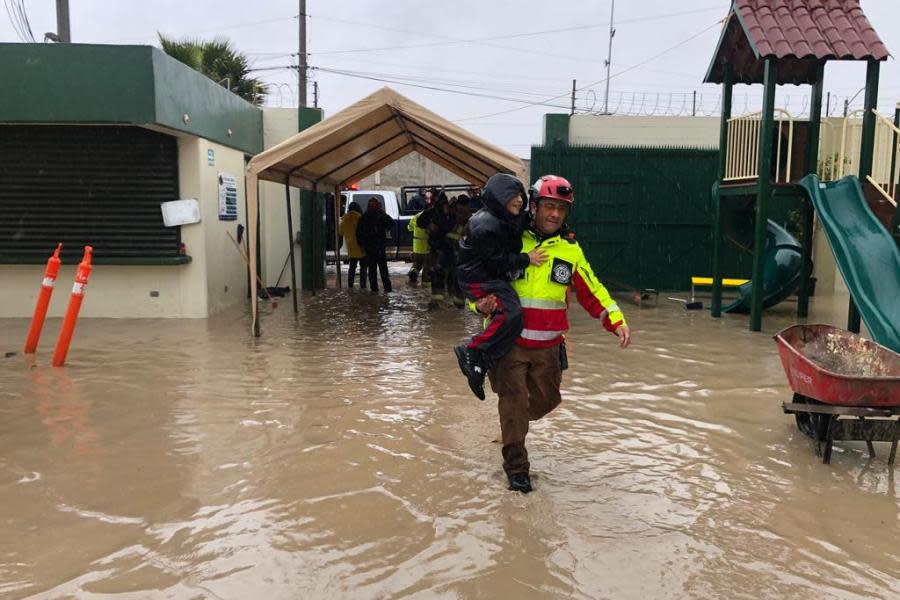Evacúan dos escuelas en Otay Centenario tras estragos por lluvias en Tijuana