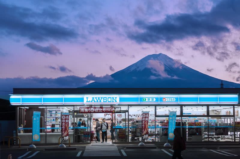 ▲旅日達人林氏壁表示「你最懷念日本便利商店什麼東西呢」，並透露自己最想念超商的「炸雞」，貼文一出，立刻掀起熱議。（示意圖／取自unsplash）