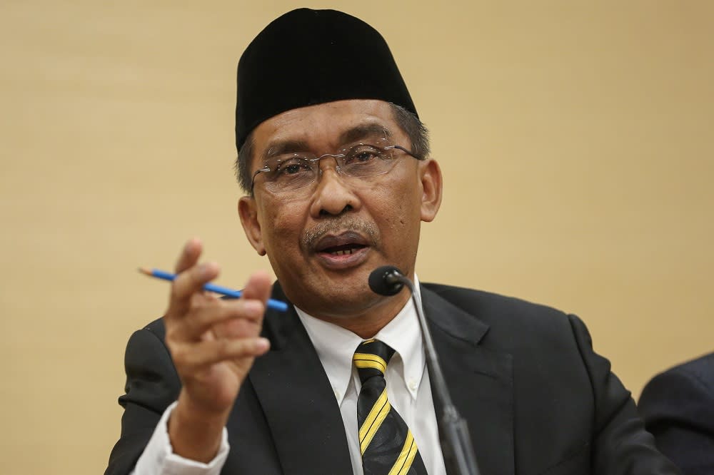 Datuk Takiyuddin Hassan said the first ever Parliamentary sitting since Perikatan Nasional took over the federal government will go on as previously scheduled on May 18. — Picture by Yusof Mat Isa