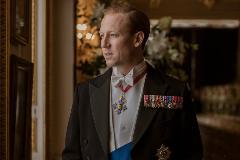 A traves de Twitter la producción de The Crown dio a conocer la primera imagen de Tobias Menzies como el príncipe Felipe