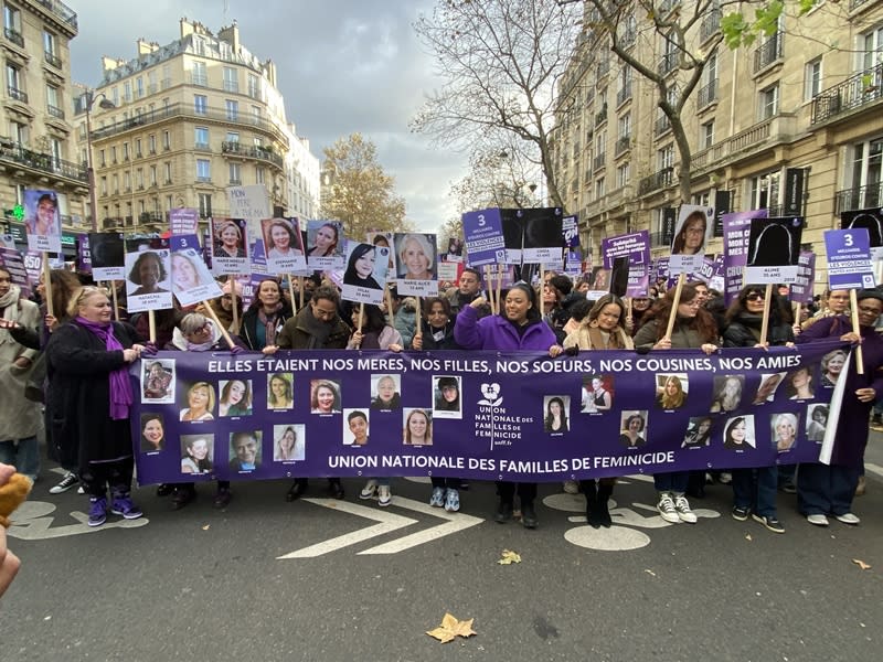 響應「國際終止婦女受暴日」，法國各城25日發起示威遊行，巴黎有上萬人走上街頭。位於隊伍前列中間紫衣者是全國女性殺害家庭聯盟（UNFF）親善大使歌手裘蒂柯斯特（Jodie Coste），她向媒體表示，法國每6分鐘就有一位女性遭到侵犯或殺害。（中央社）
