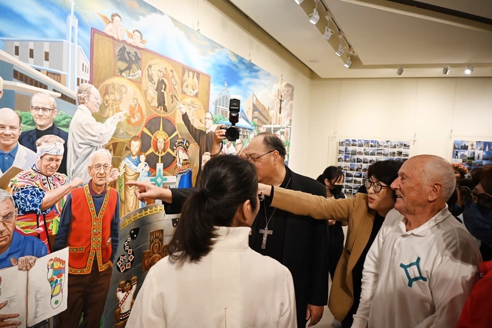 臺東藝文中心展出《白冷之愛》藝術創作聯展，藝術家張瑞頻及劉經倫創作巨幅壁畫，描繪神父和修士們的眾群像。