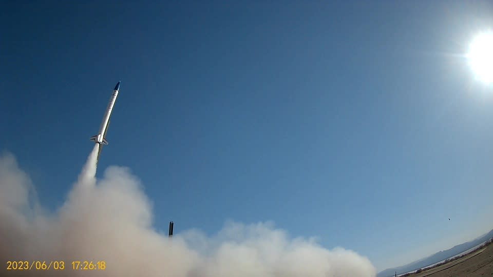成功大學「太空推進研究社」（ISP）研發的火箭成功在美國莫哈維沙漠升空。   圖片來源自成功大學校圖片來源自成功大學校友聯絡中心網站