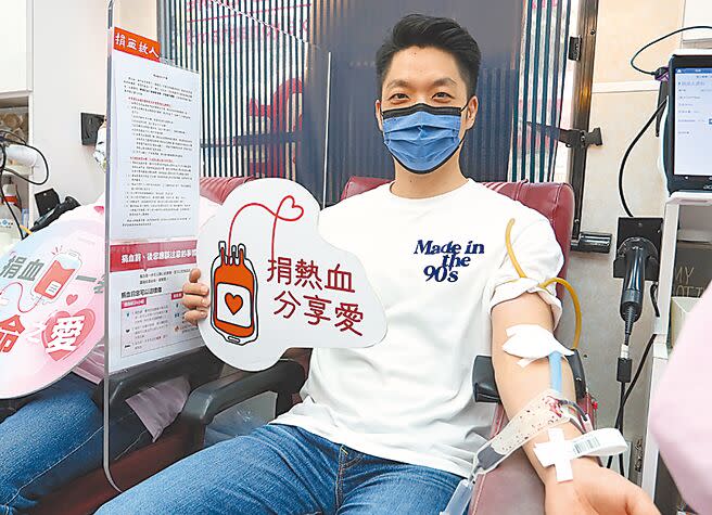 國民黨台北市長參選人蔣萬安5日參加捐血活動，捲起衣袖響應捐血活動。 （鄭任南攝）