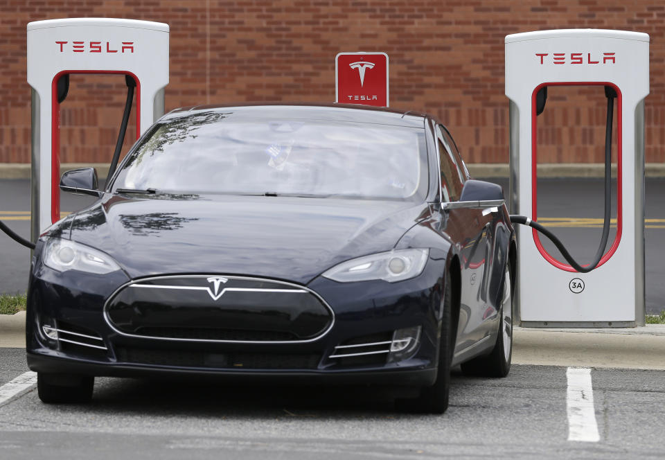 Un vehículo Tesla se recarga en una estación de carga de Tesla en el centro comercial Cochran Commons en Charlotte, Carolina del Norte. (Archivo AP)