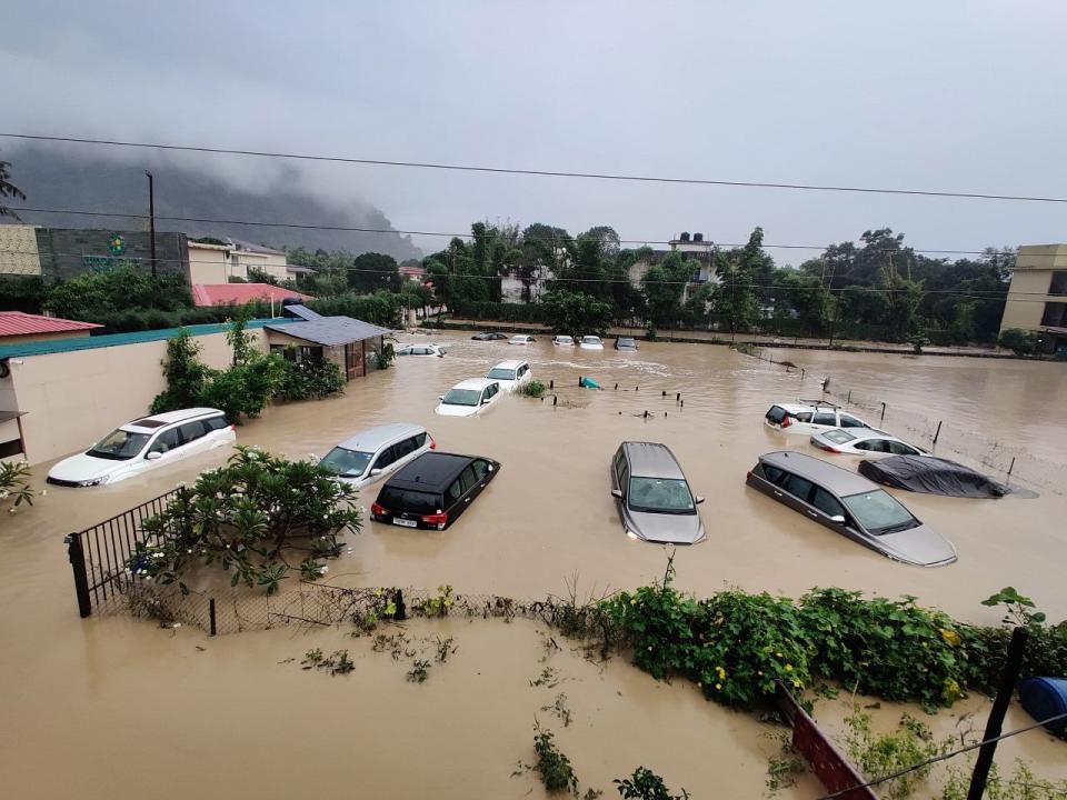 <div class="paragraphs"><p>Uttarakhand: Submerged cars are seen at a flooded hotel resort as extreme rainfall caused the Kosi River overflow at the Jim Corbett National Park in Uttarakhand</p></div>