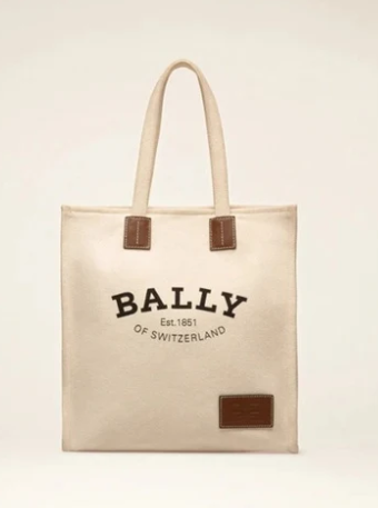 BALLY這款帆布包以自然色織物製成的大容量袋身 圖片來源：BALLY