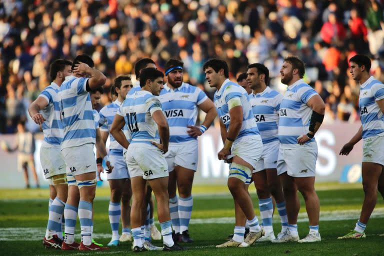 Muchas miradas, pocas palabras: difícil explicar cómo los Pumas fueron avasallados por All Blacks en una oportunidad que parecía favorable, a dos meses del Mundial.