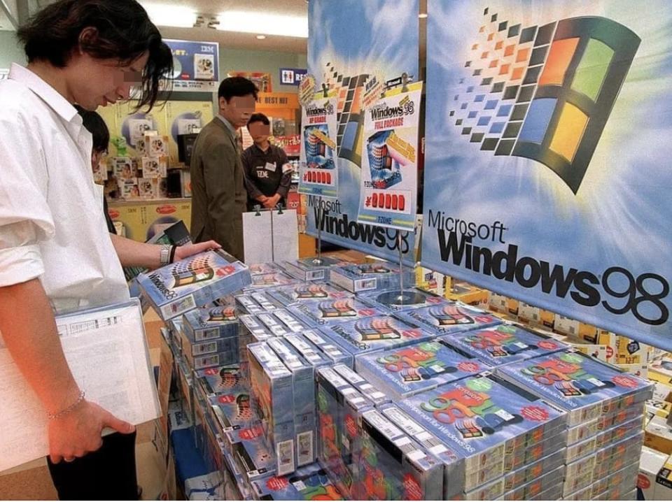 有網友分享「Windows98」的照片，坦言懷念過去什麼都慢的時代。（圖片來源：翻攝自臉書社團爆廢公社公開版）