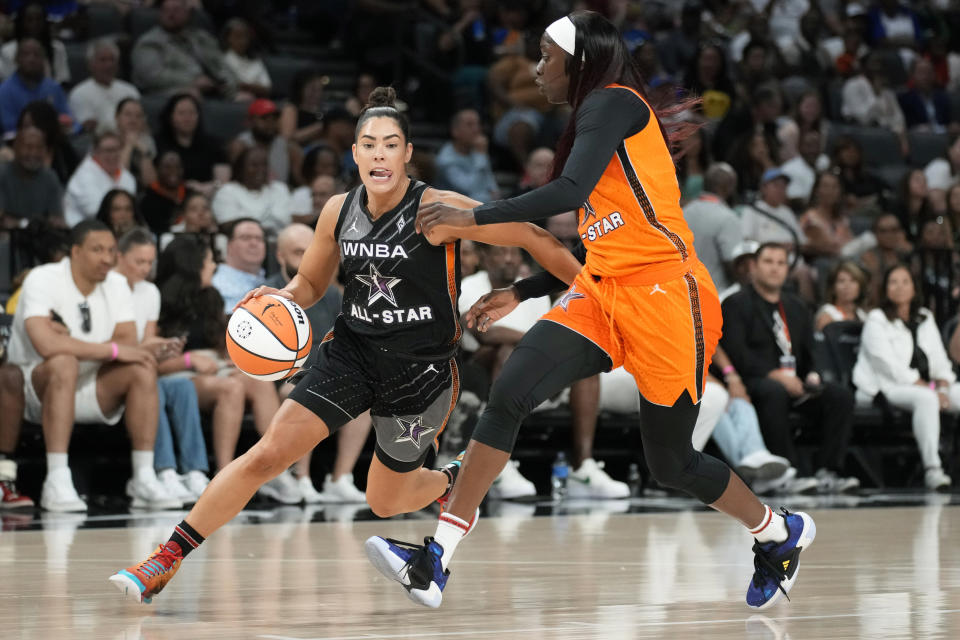 Ace Las Vegas & # 39;  Wilson's Kelsey Bloom memimpin di sekitar Chicago Sky & # 39;  Kahleah Cooper, dari Team Stewart, selama paruh pertama Game All-Star WNBA pada hari Sabtu, 15 Juli 2023, di Las Vegas.  (Foto AP/John Locher)