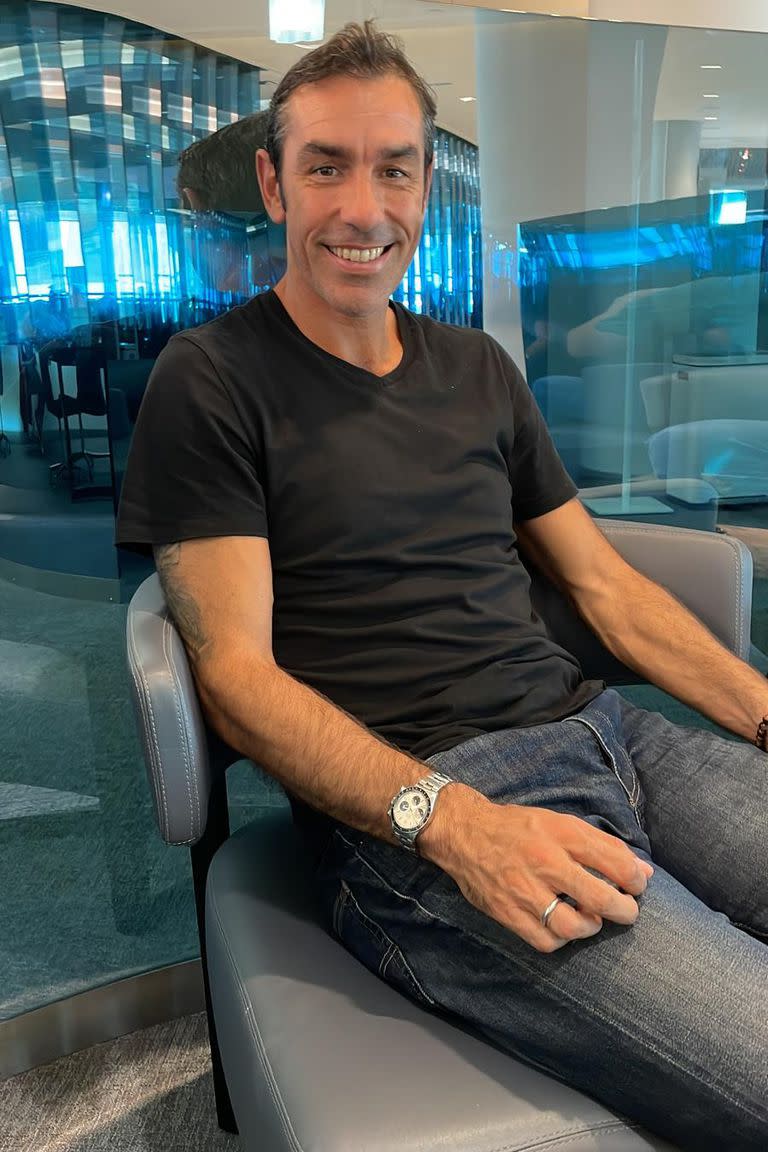 Robert Pirès hoy, a los 48 años, en Ibiza, donde se radicó; "Argentina llega al Mundial con confianza, y eso vale muchas veces más que la táctica y que todo", avisa