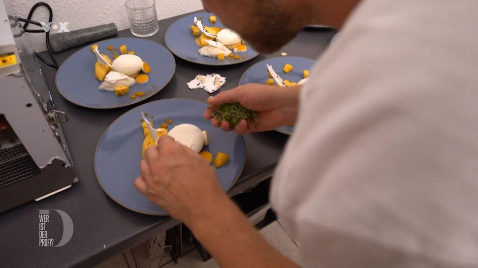 Als Dessert dekoriert Jan Mangoeis, Kokosmousse und Sticky Rice kunstvoll auf die Teller.
 (Bild: RTL)