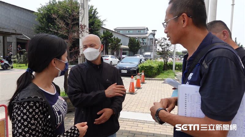 圖左一為死者表姊、左二為武爸爸、右一為雲林夜市慈愛會執行長陳鴻榮。（圖／記者張雅筑攝）