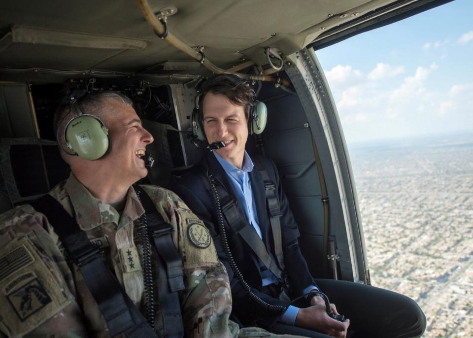 Jared Kushner, a la derecha, durante un traslado en helicóptero sobre Bagdad el pasado lunes (Foto: suboficial de marina de segunda clase Dominique A. Pineiro/DoD/Handout a través de Reuters).