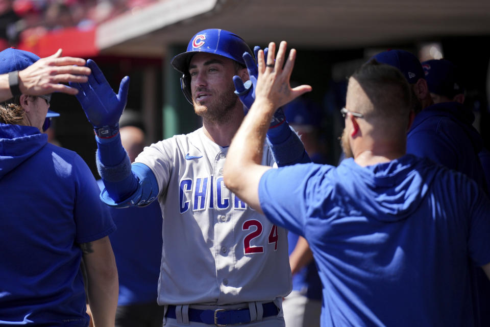 Cody Bellinger de los Cachorros de Chicago felicitado por sus compañeros en el dugout tras pegar un jonrón en la cuarta entrada del primer duelo de una doble cartelera ante los Rojos de Cincinnati el viernes 1 de septiembre del 2023. (AP Foto/Aaron Doster)