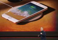 <p>Y al igual que iPhone X, puedes cargar el iPhone 8 y 8 Plus de forma inalámbrica con cualquier cargador QI (<em>REUTERS</em> / Stephen Lam). </p>