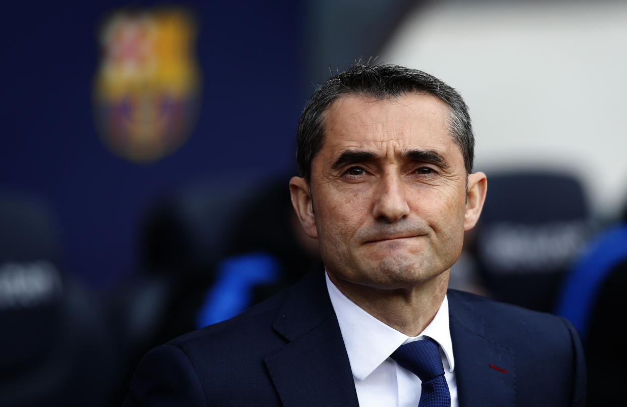 Ernesto Valverde observa desde la banda en el partido Barcelona-Getafe de La Liga (Foto: AP Photo/Manu Fernandez)