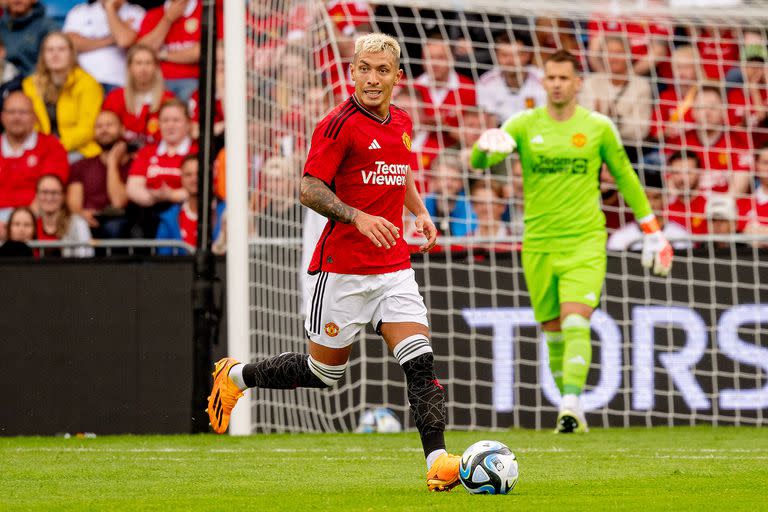 Lisandro Martínez volvió a lucir en público la camiseta de Manchester United en el amistoso de este miércoles ante Leeds United en el Ullevaal Stadium, en Oslo.