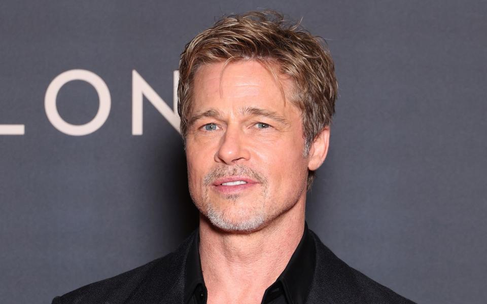 Schauspieler Jason Priestley lebte für eine gewisse Zeit mit Hollywood-Star Brad Pitt (Bild) zusammen. Doch wie war Pitt als Mitbewohner? (Bild: 2023 Getty Images/Pascal Le Segretain)