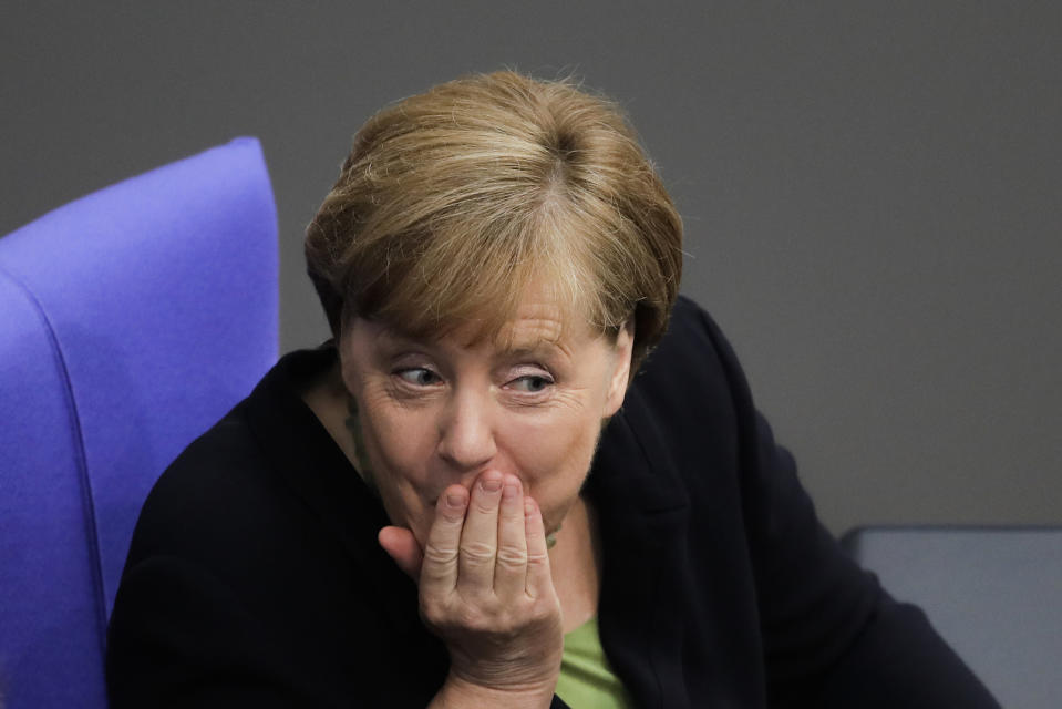 <p>Bundeskanzlerin Angela Merkel unterhält sich im Bundestag während der Gedenkfeier für den verstorbenen Ex-Kanzler Helmut Kohl mit ihrem Sitznachbarn Sigmar Gabriel. (Bild: AP Photo/Markus Schreiber) </p>