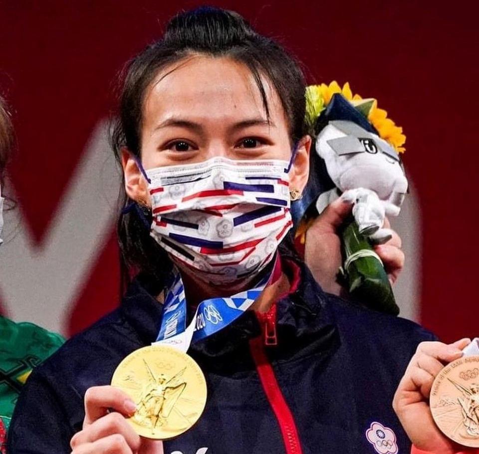 郭婞淳在2021年東京奧運女子舉重59公斤級獲得金牌。（翻攝自郭婞淳臉書）
