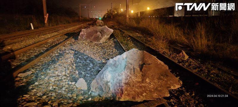 落石地點區間鐵路與山側邊坡間隔有台9線，於台9線與鐵路路線旁均設有鋼軌柵欄阻隔，此次因落石量大，有4塊落石擊壞阻隔侵入路線。（圖／翻攝畫面）