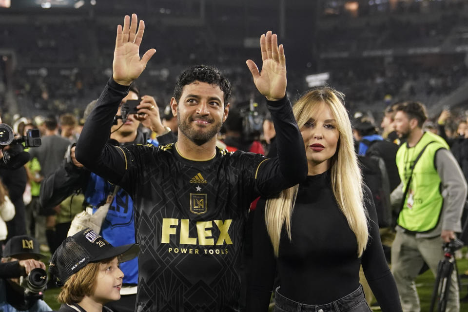 El delantero de LAFC Carlos Vela celebra con su esposa, Saioa Cañibano, tras la victoria 2-0 ante Houston Dynamo en la final de la Conferencia Oeste de la MLS, el sábado 2 de diciembre de 2023 en Los Ángeles. (AP Foto/Marcio José Sánchez)