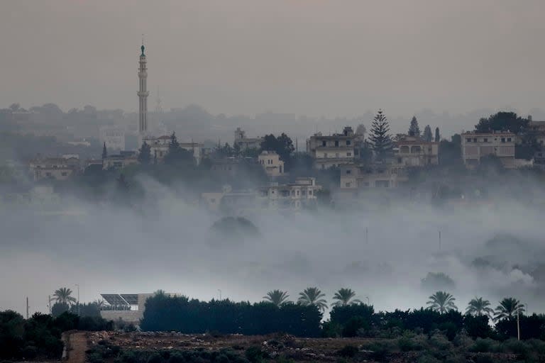 Humo proveniente de artillería en Dahaira, una aldea libanesa en la frontera entre Israel y el Líbano el 16 de octubre de 2023.. (AP foto/Hussein Malla)