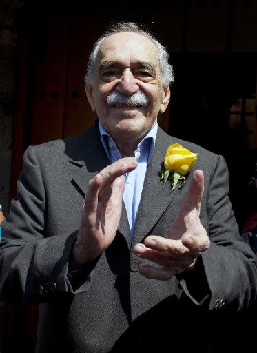 El escritor colombiano Gabriel García Márquez frente a su casa en Ciudad de México el 6 de marzo de 2014, día de su cumpleaños (AFP | Yuri Cortez)