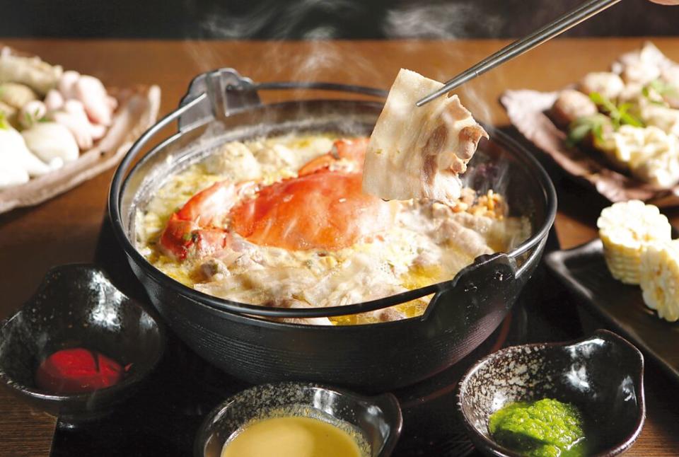 〈遼寧鍋〉與傳統東北〈酸菜白肉鍋〉最大的不同處是鍋內加了螃蟹、干貝、蝦米、紫菜等海味增鮮。圖／冬鄉小廚