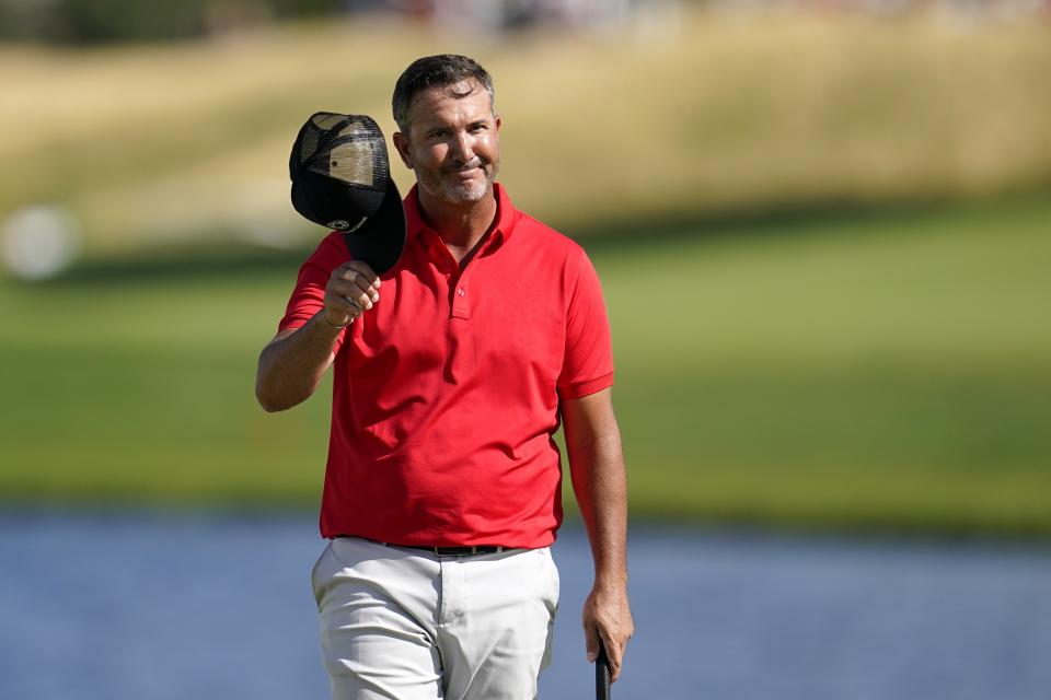 Scott Piercy acknowledges appluase from the gallery after his finish in the final round of the 3M Open golf tournament at the Tournament Players Club in Blaine, Minn., Sunday, July 24, 2022. (AP Photo/Abbie Parr)