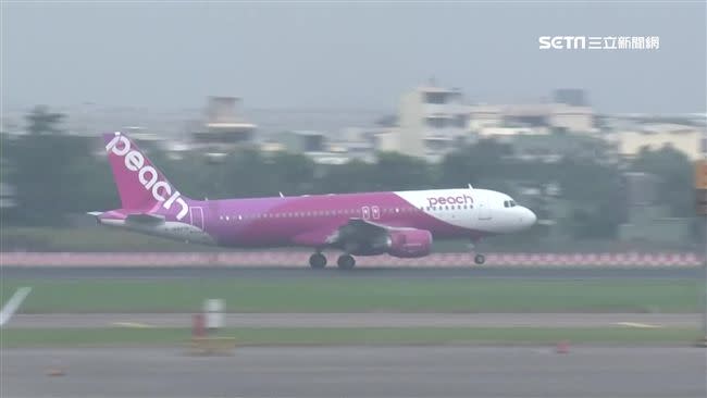 台灣一名女性身障旅客在日本登機前，被樂桃航空以「無法從外觀目視電動輪椅電池」為由拒絕登機。