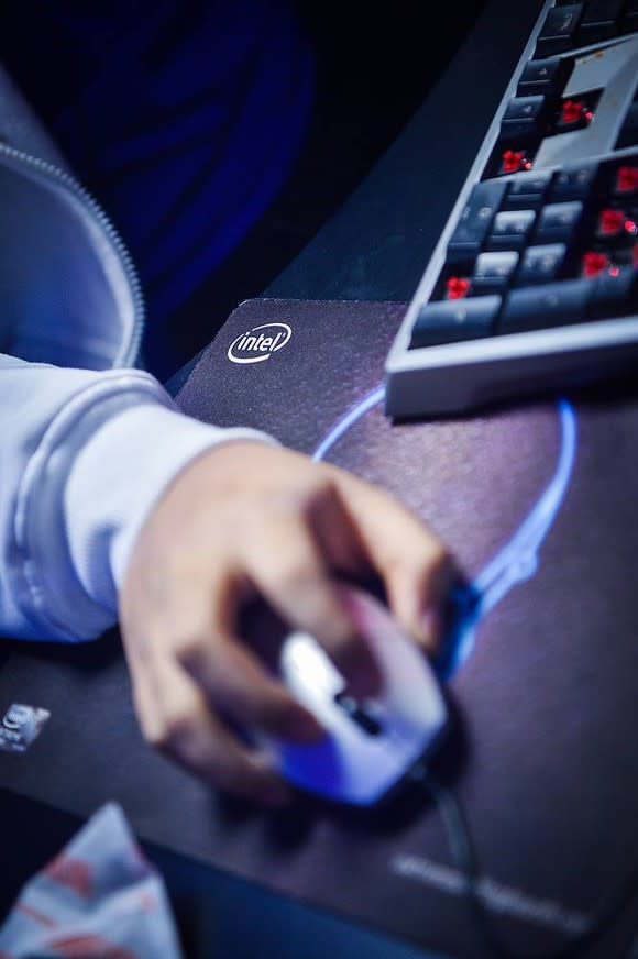 Man using a mouse on an Intel mousepad.