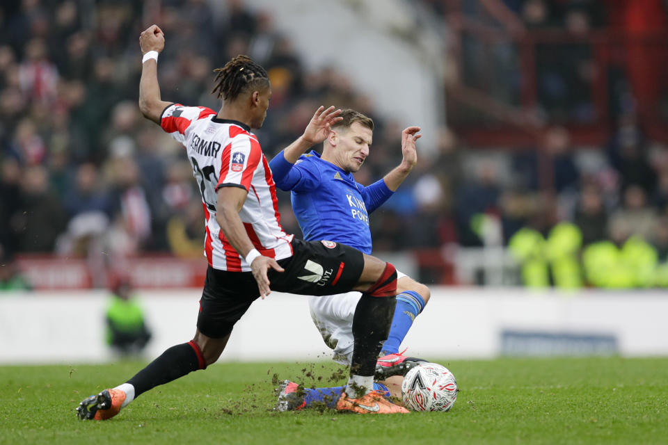 Marc Albrighton del Leicester (derecha) va por el balón con Julian Jeanvier del Brentford durante el partido de la Copa de la FA, en Londres, el sábado 25 de enero de 2020. (AP Foto/Kirsty Wigglesworth)